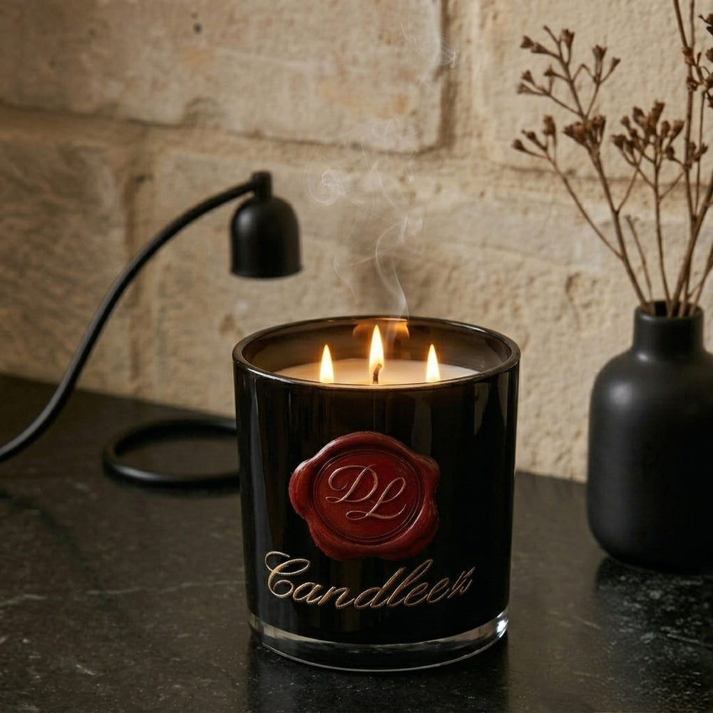 شمعة Midnight Orchid مضاءة في أجواء ليلية فاخرة